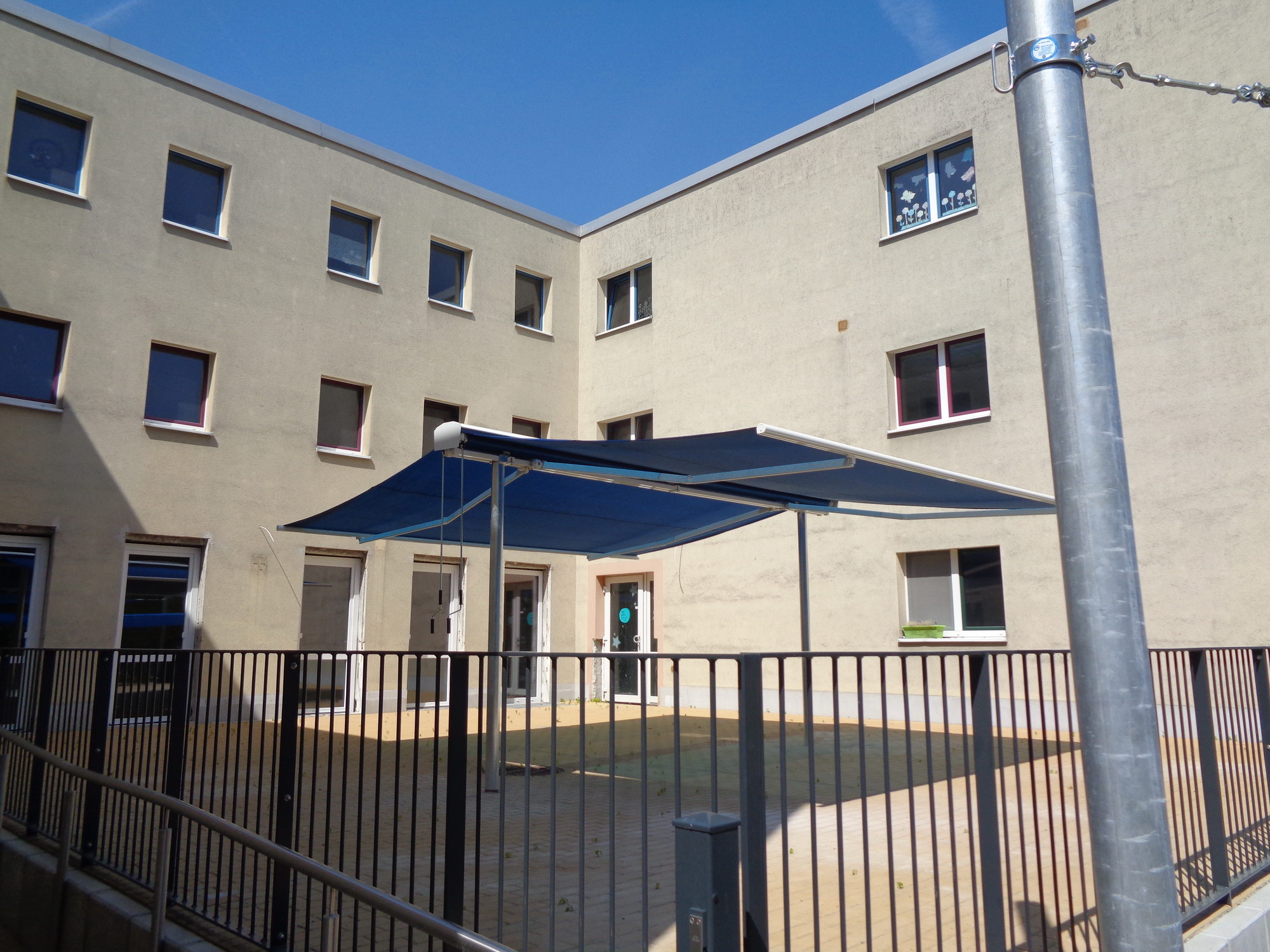Markise Roll on Projekt Pfinztal Markise Blau
