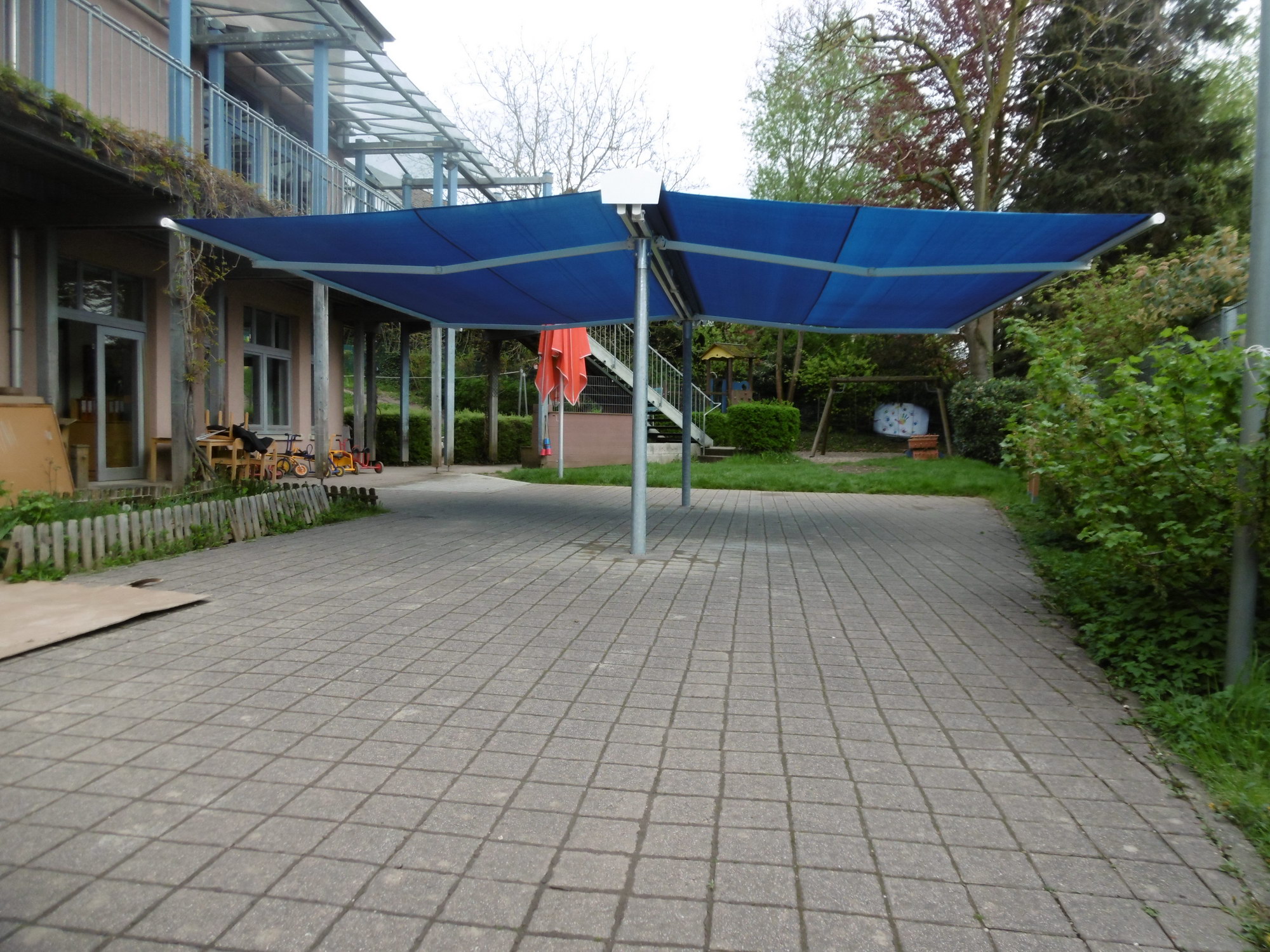 Markise Roll on Projekt Pfinztal Markise Blau